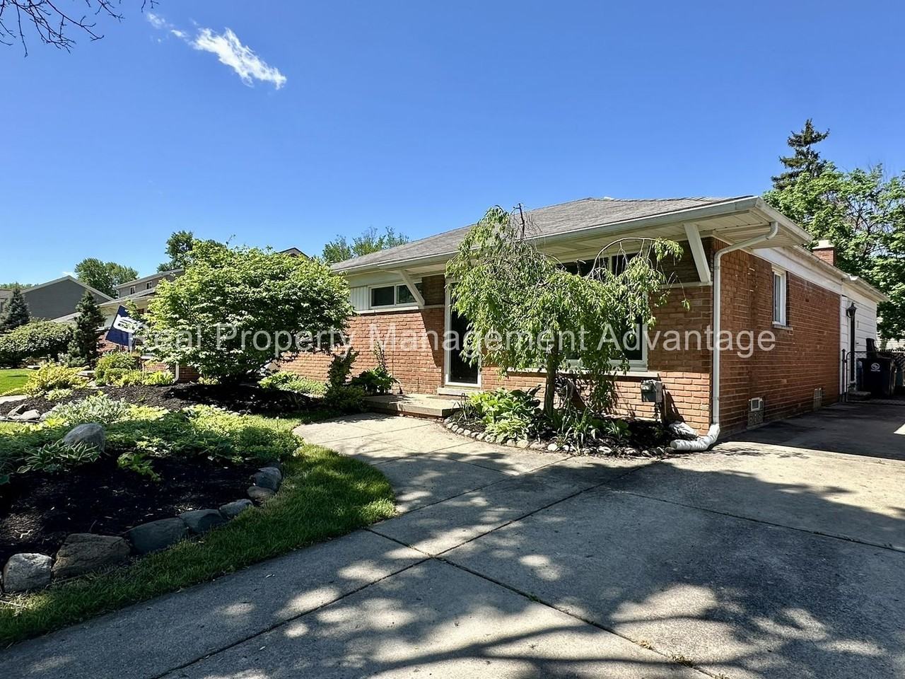 1304 S Wilson Ave - Photo 2 of 27