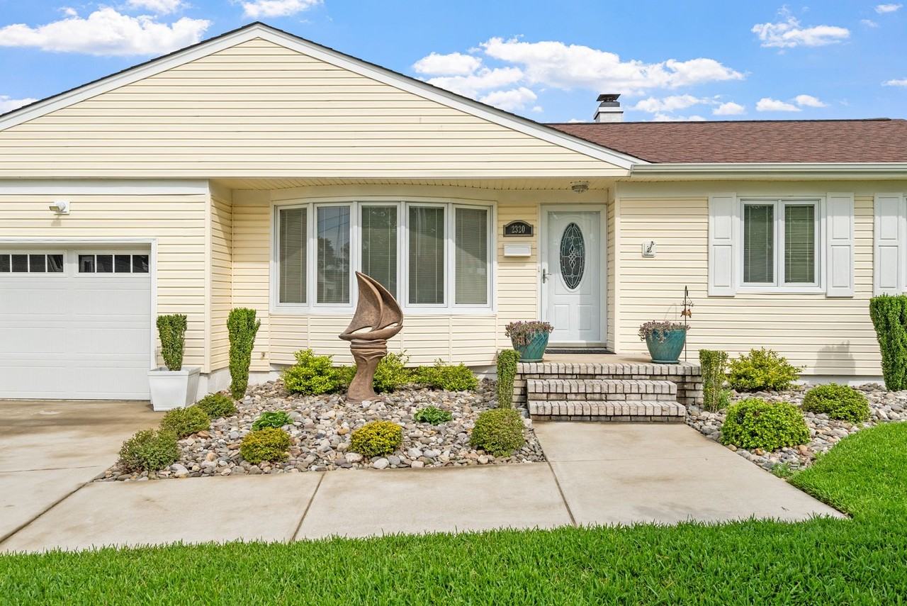 2320 Wharton Ct - Photo 2 of 30