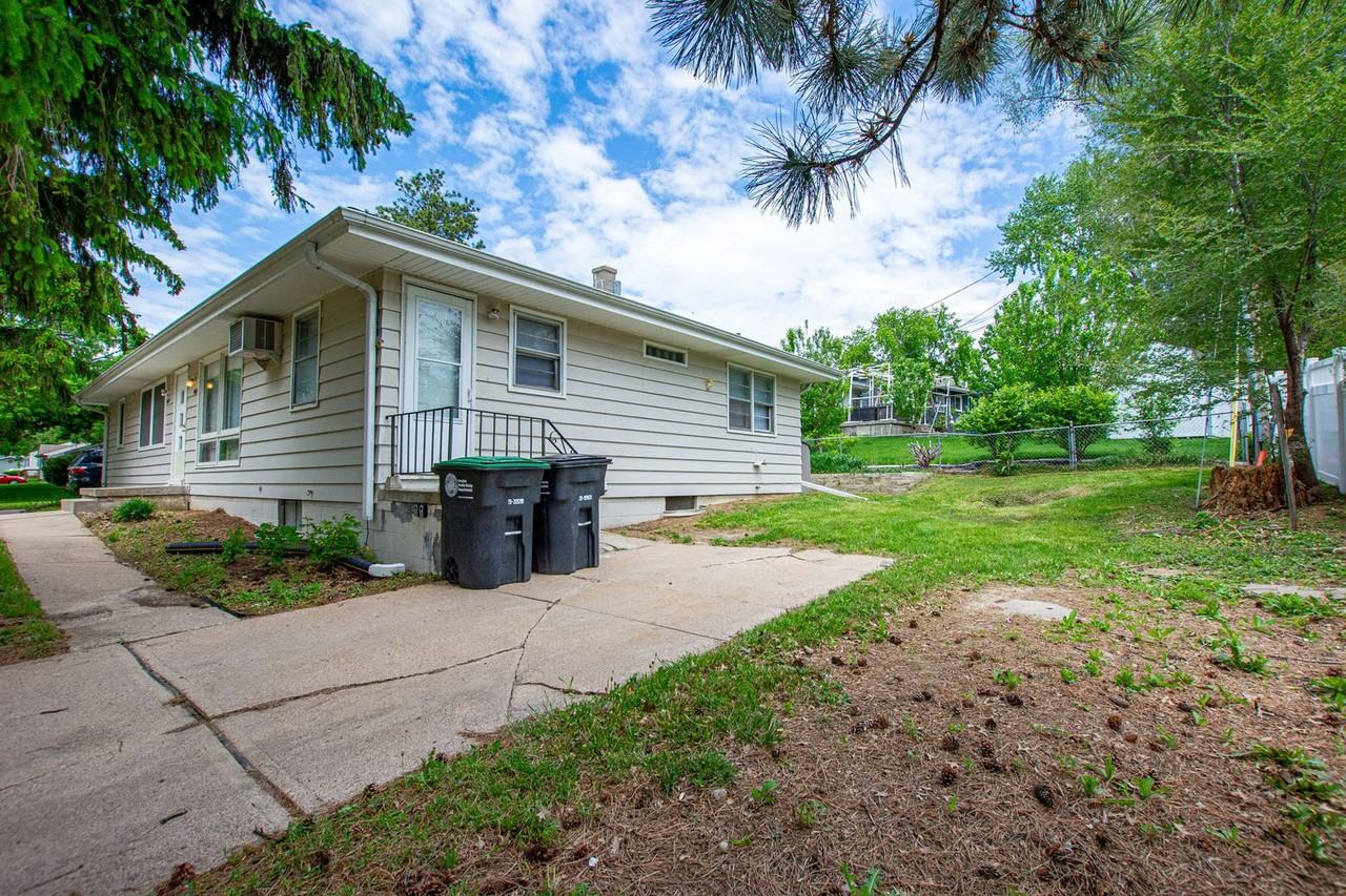 3605 S 82nd St - Photo 2 of 20