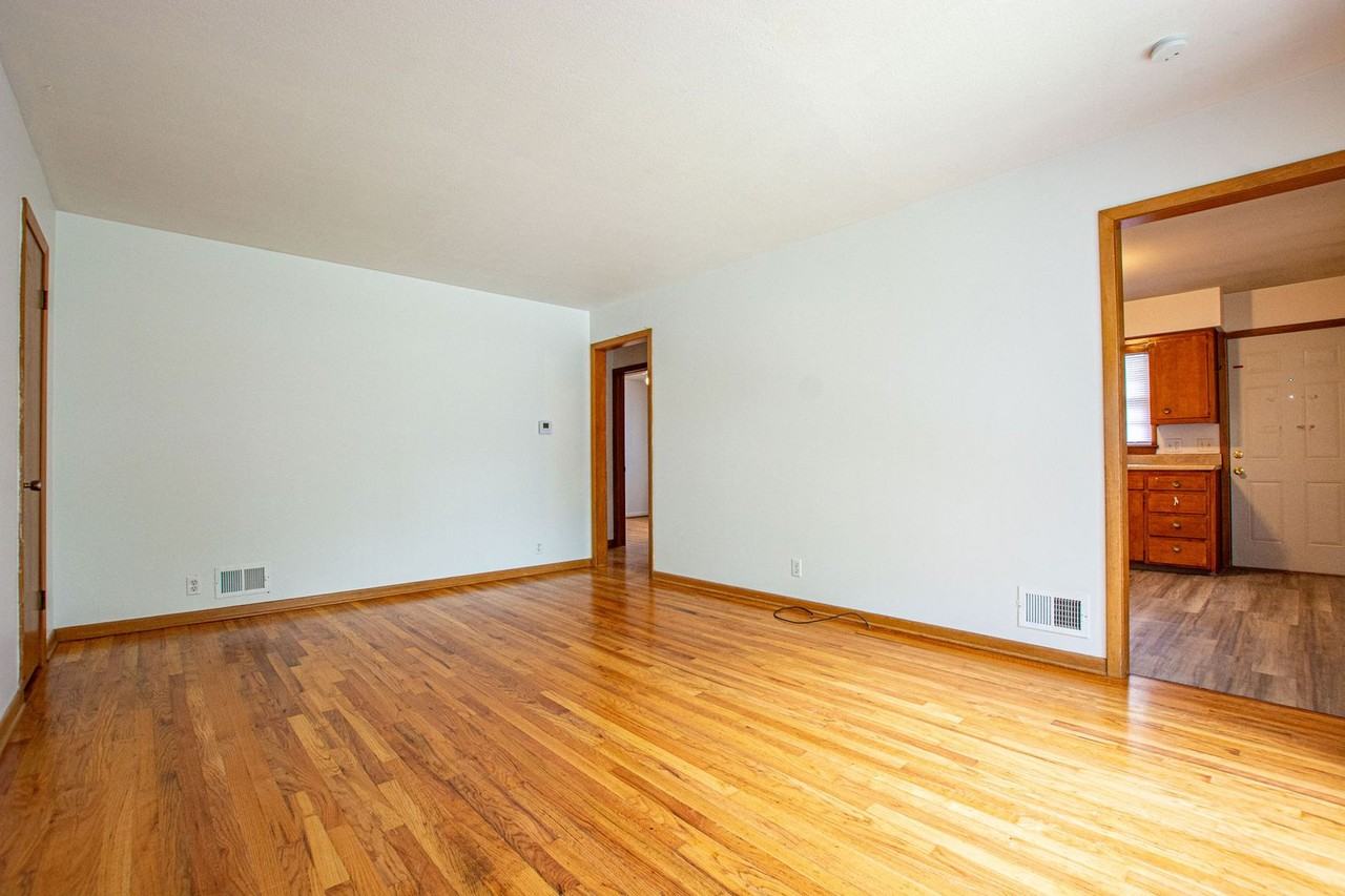 3605 S 82nd St - Photo 3 of 20