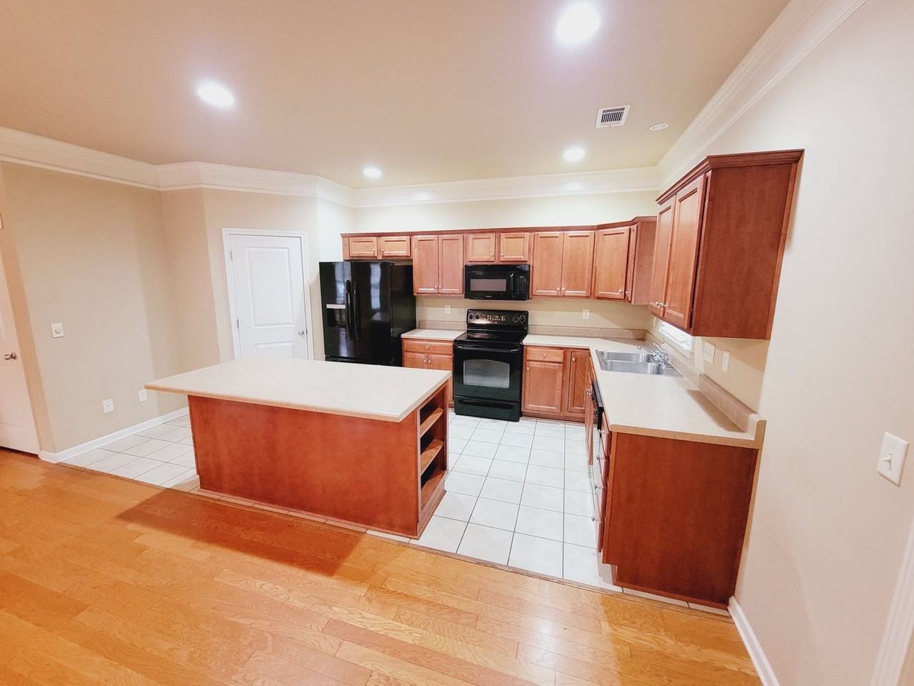 1041 Inverness Cove Way - Photo 6 of 22