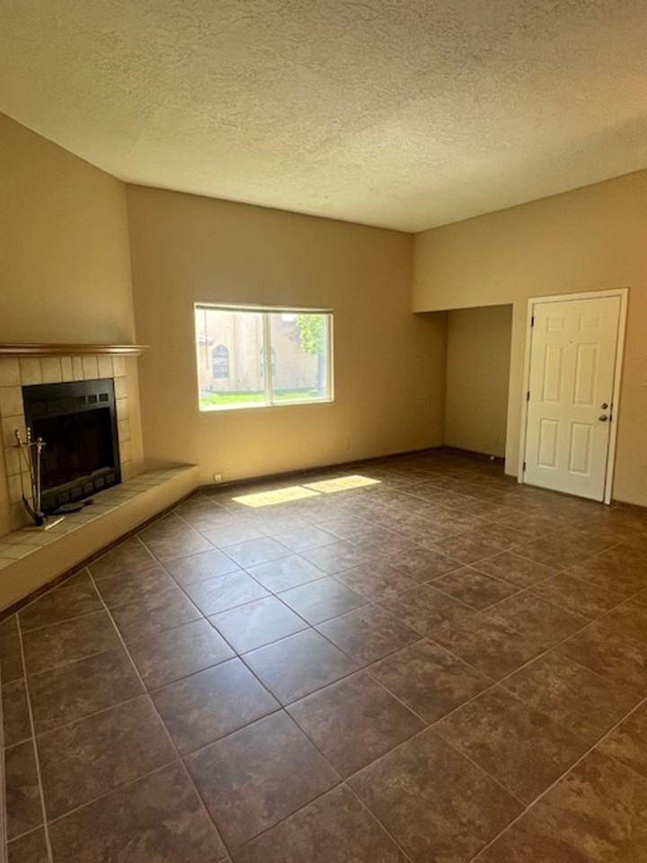 7204 Chickadee Ln Ne - Photo 2 of 17