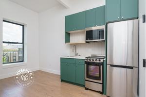featured image of 1027 Putnam Ave #4A