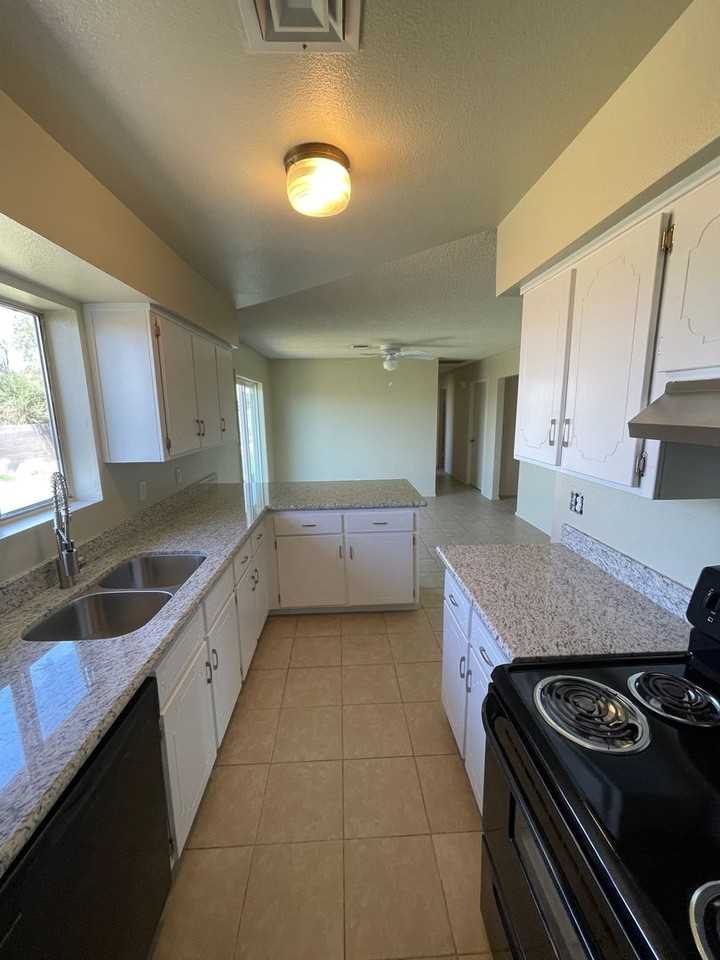 1716 S 46th Dr - Photo 6 of 14