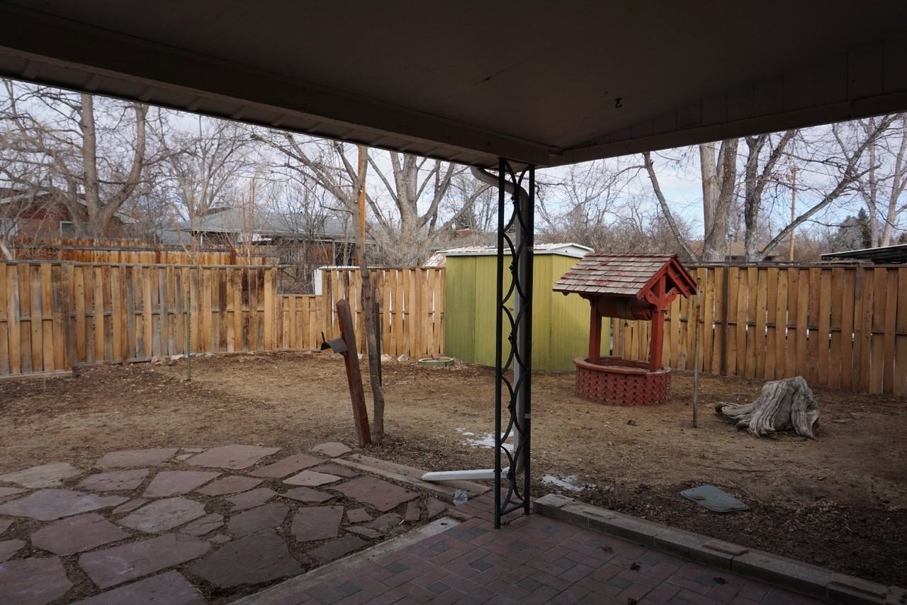 1607 S Balsam Ct - Photo 2 of 19