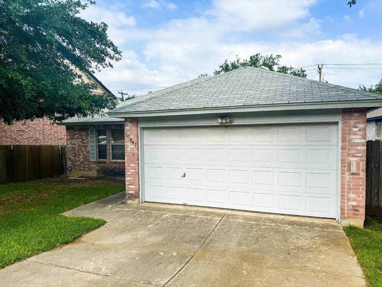 10947 Redbush Park - Photo 2 of 29