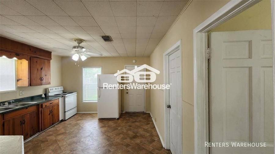 2426 29th Ave N - Photo 3 of 9