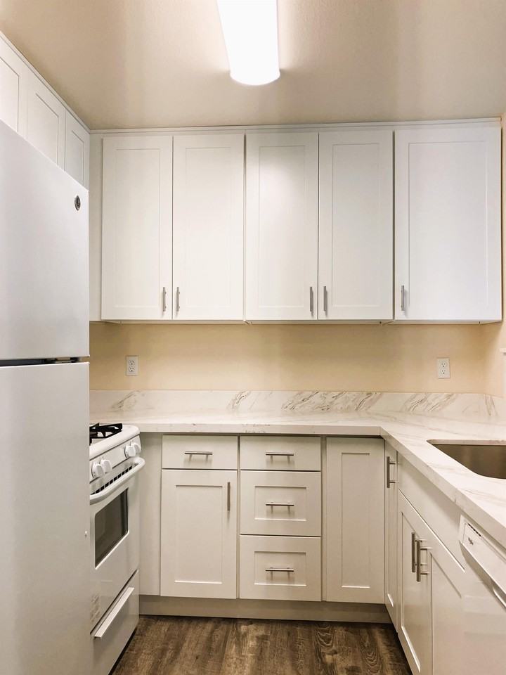 Lee Plaza - Photo 2 of 16