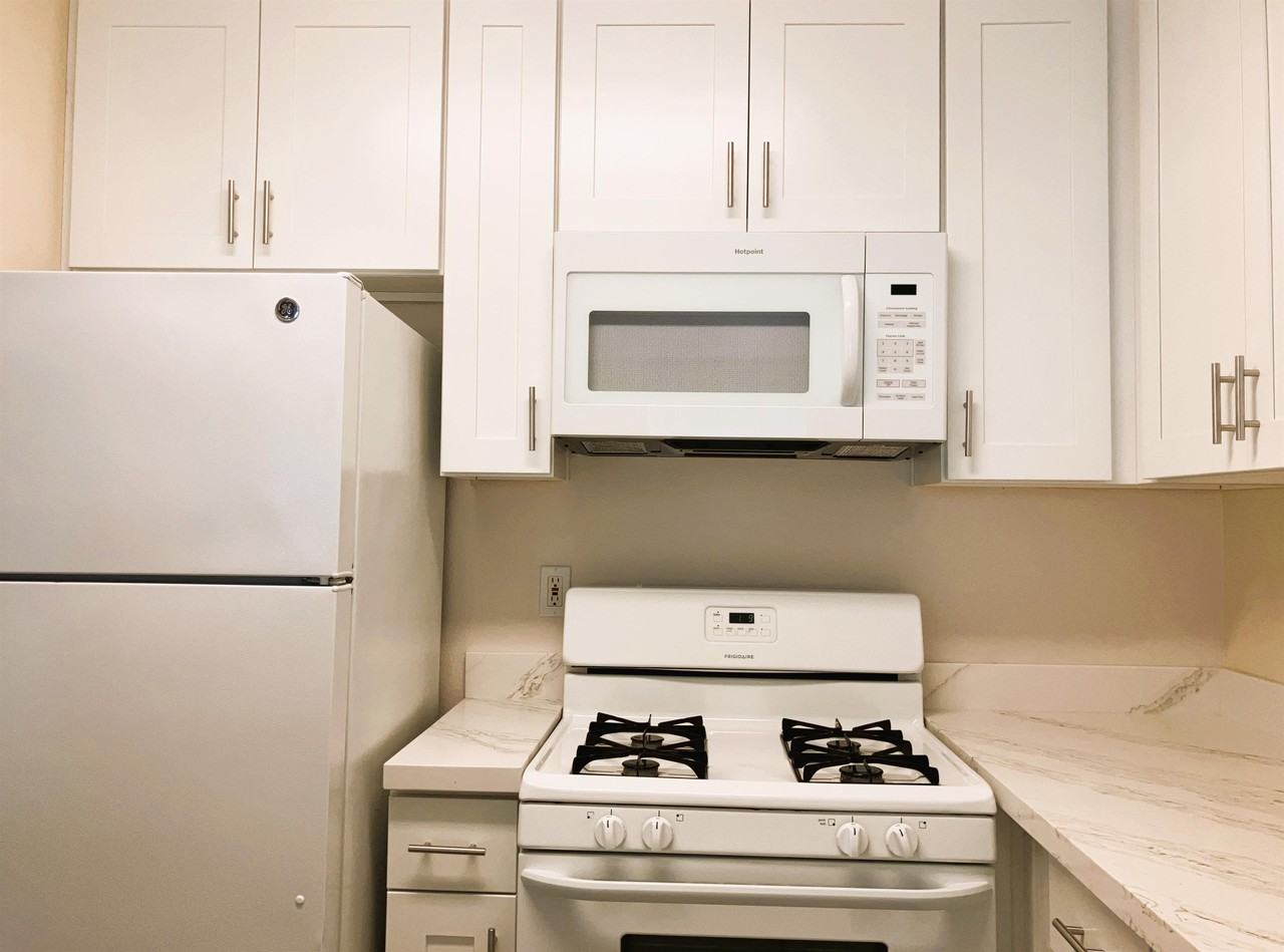 Lee Plaza - Photo 3 of 16