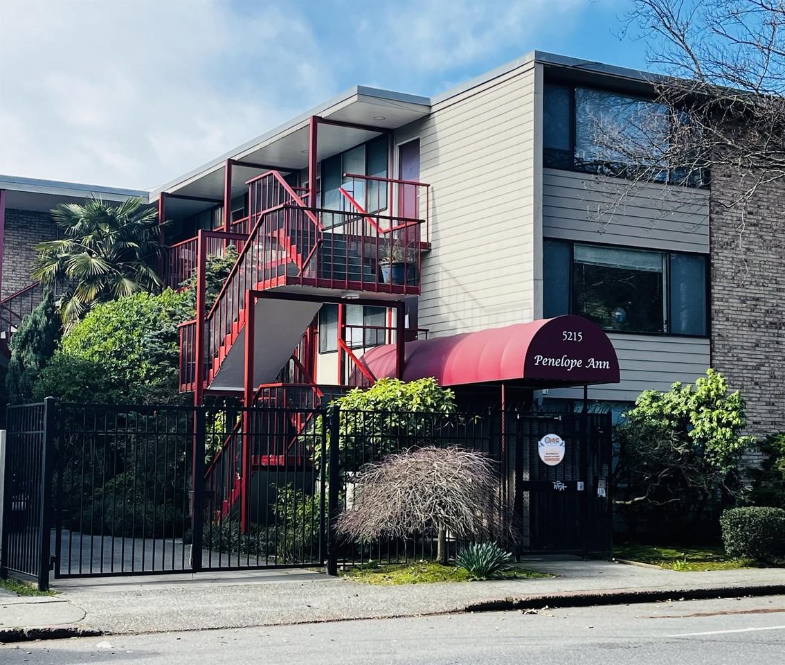 Penelope Ann - Photo 7 of 10