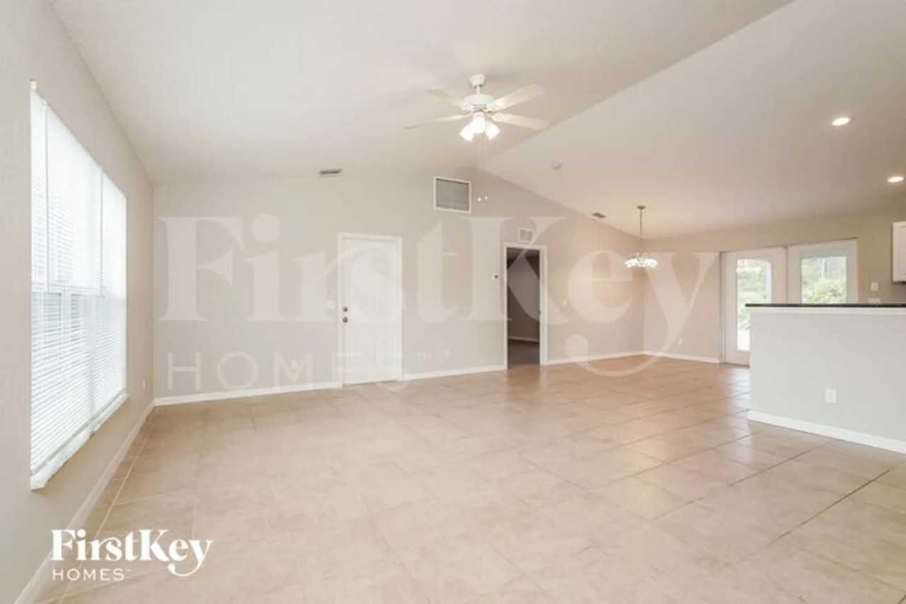 12246 Gulfstream Blvd - Photo 2 of 15