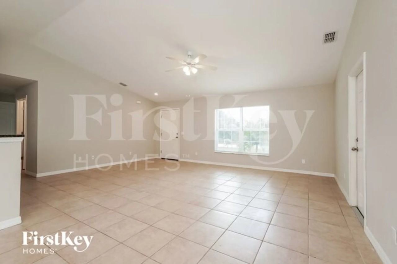 12246 Gulfstream Blvd - Photo 3 of 15