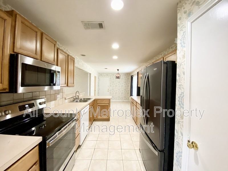 2728 Westridge Dr - Photo 3 of 10
