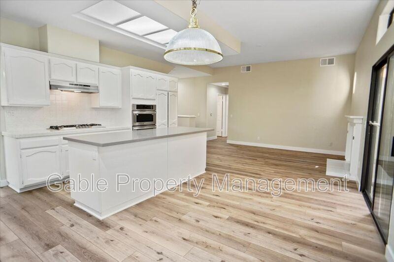 25359 Clarke St - Photo 5 of 24