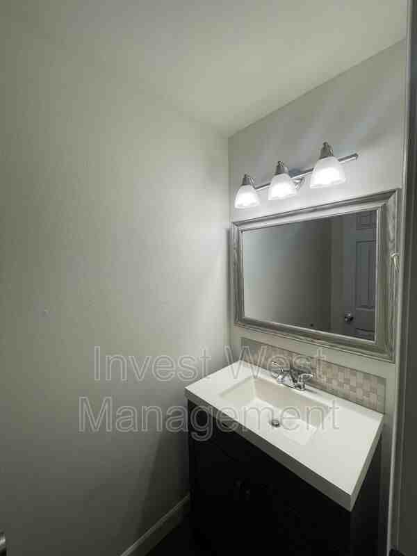 1960 33rd Ave #10 - Photo 5 of 13
