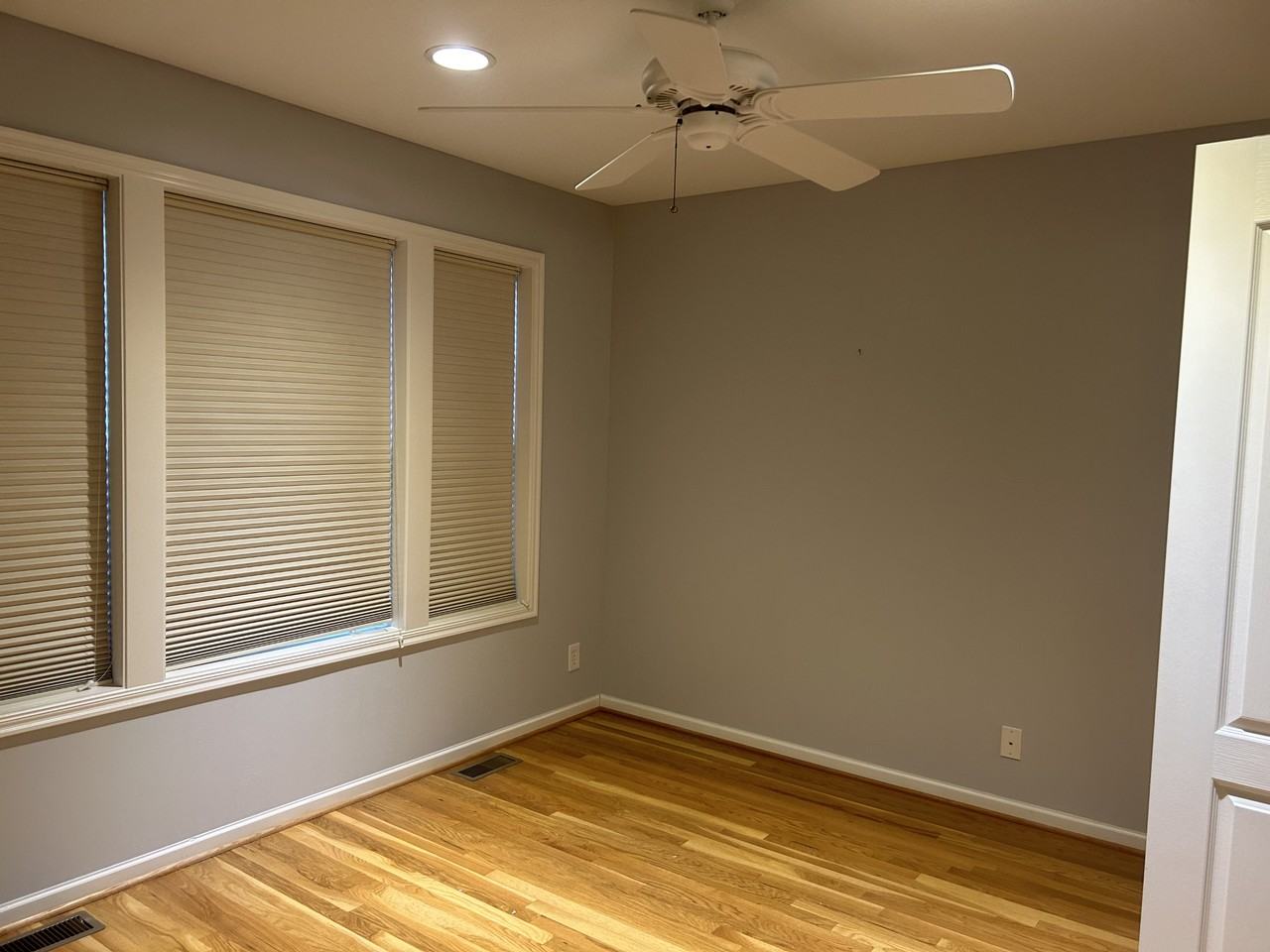 207 W 34th St - Photo 2 of 28