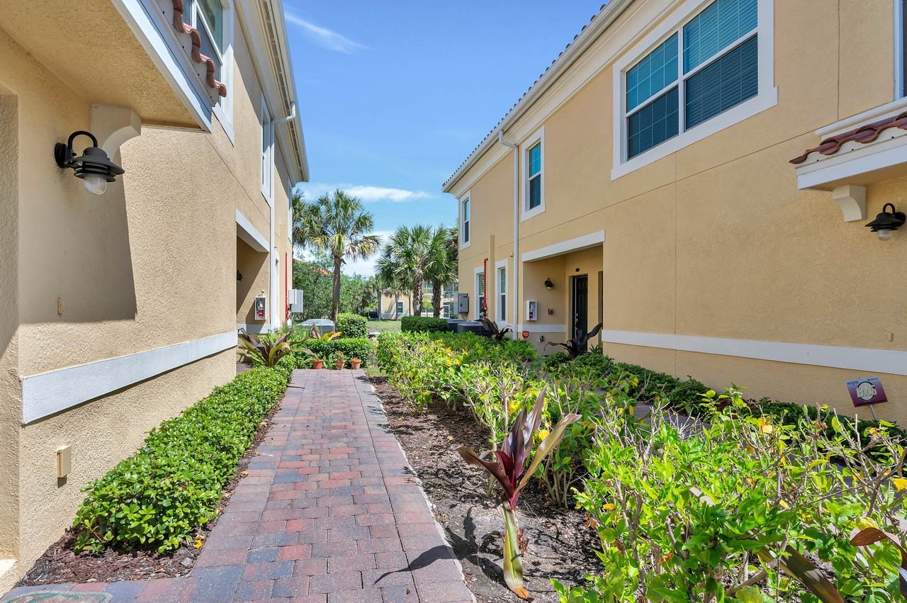 4214 Frontier Ln - Photo 3 of 41