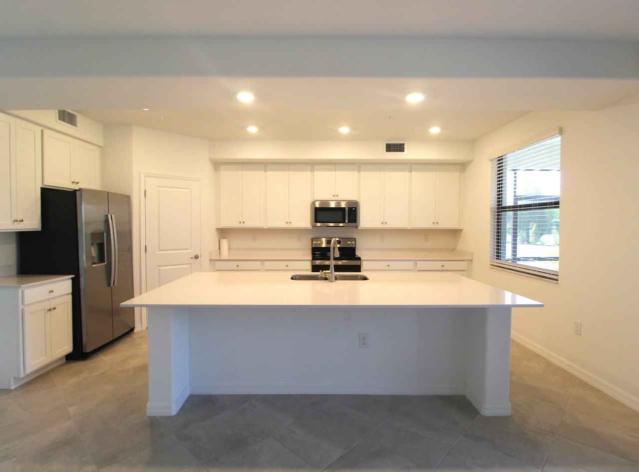 5687 N Honore Ave #411 - Photo 3 of 26