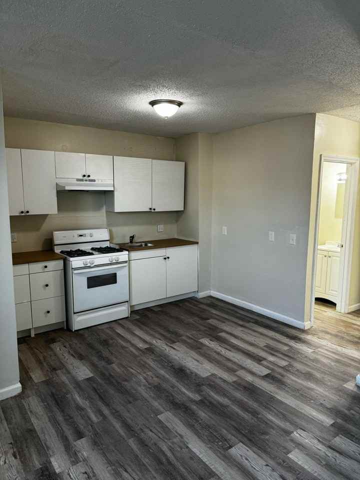 350 Wethersfield Ave - Photo 4 of 6