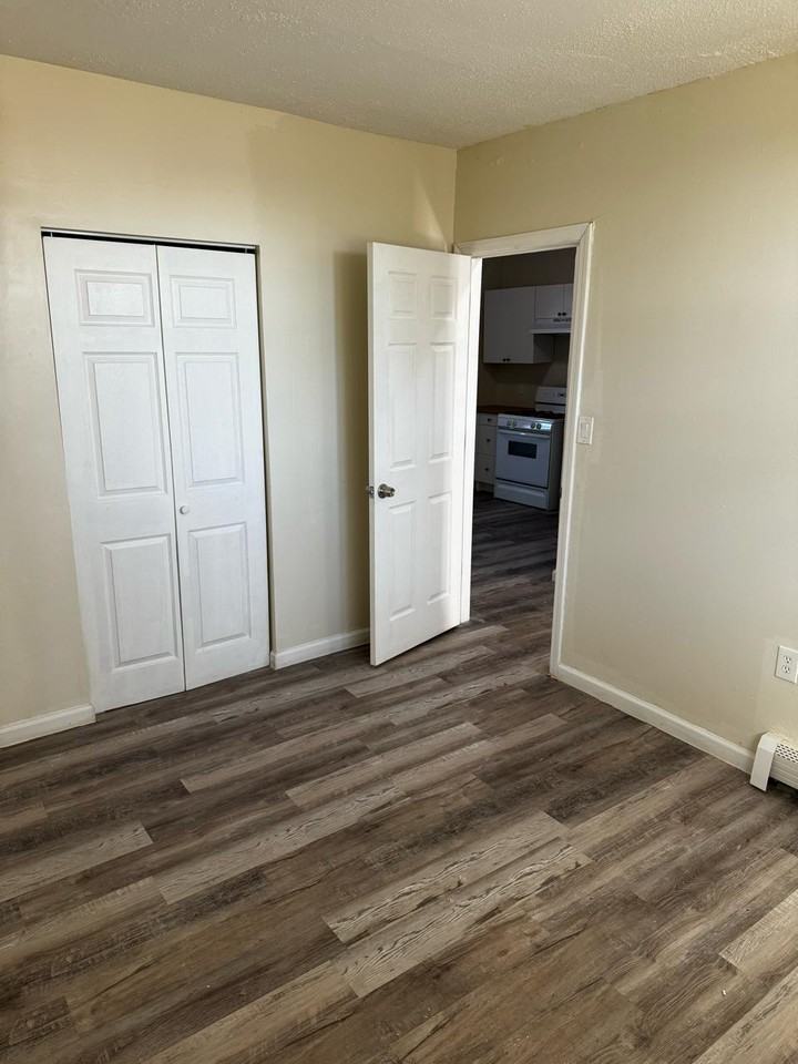 350 Wethersfield Ave - Photo 5 of 6