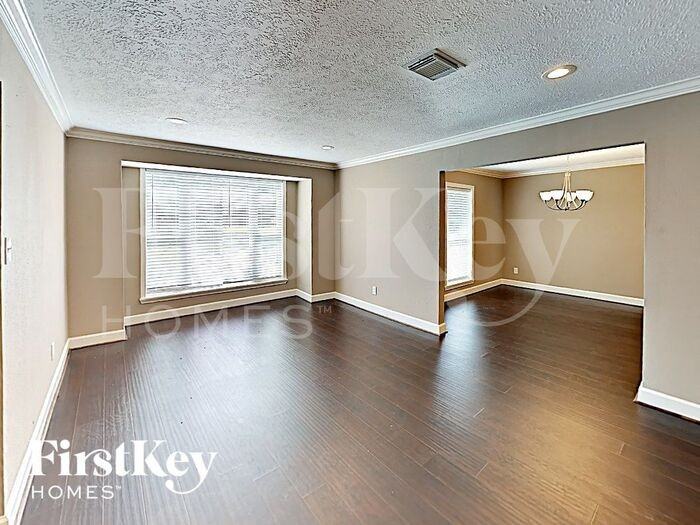 672 Ravensworth Dr - Photo 2 of 15