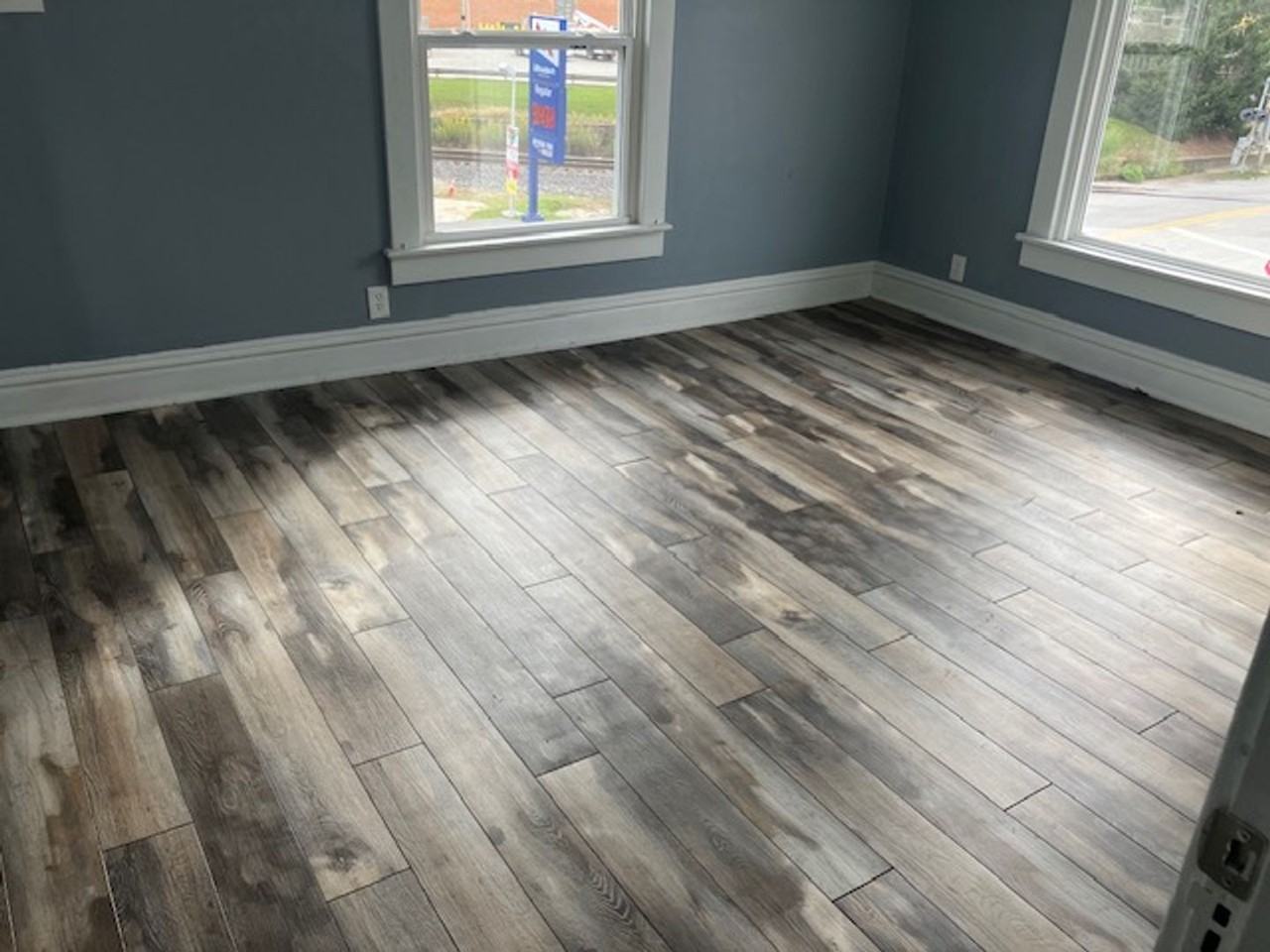 402 E Market St - Photo 2 of 9