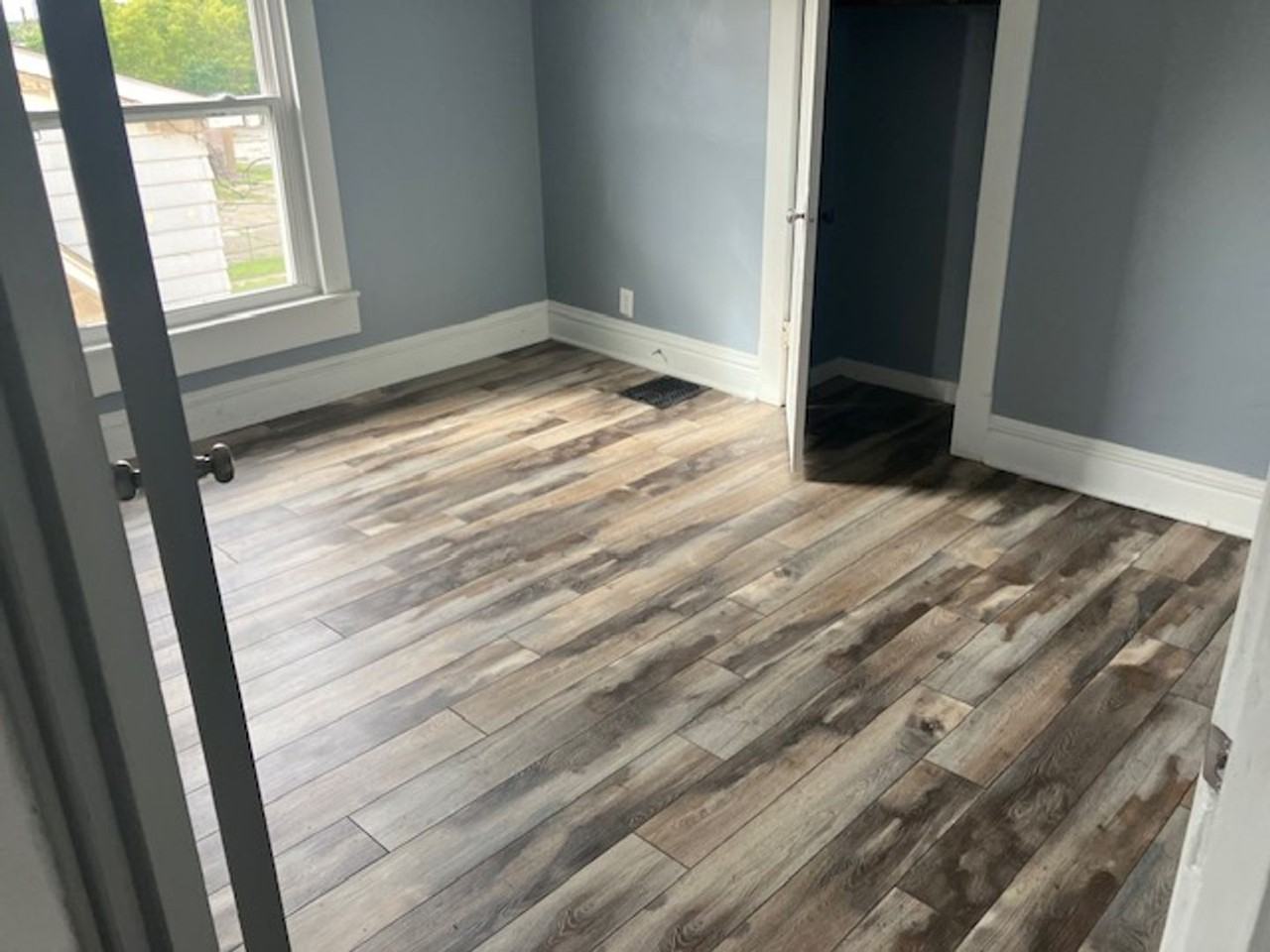 402 E Market St - Photo 3 of 9