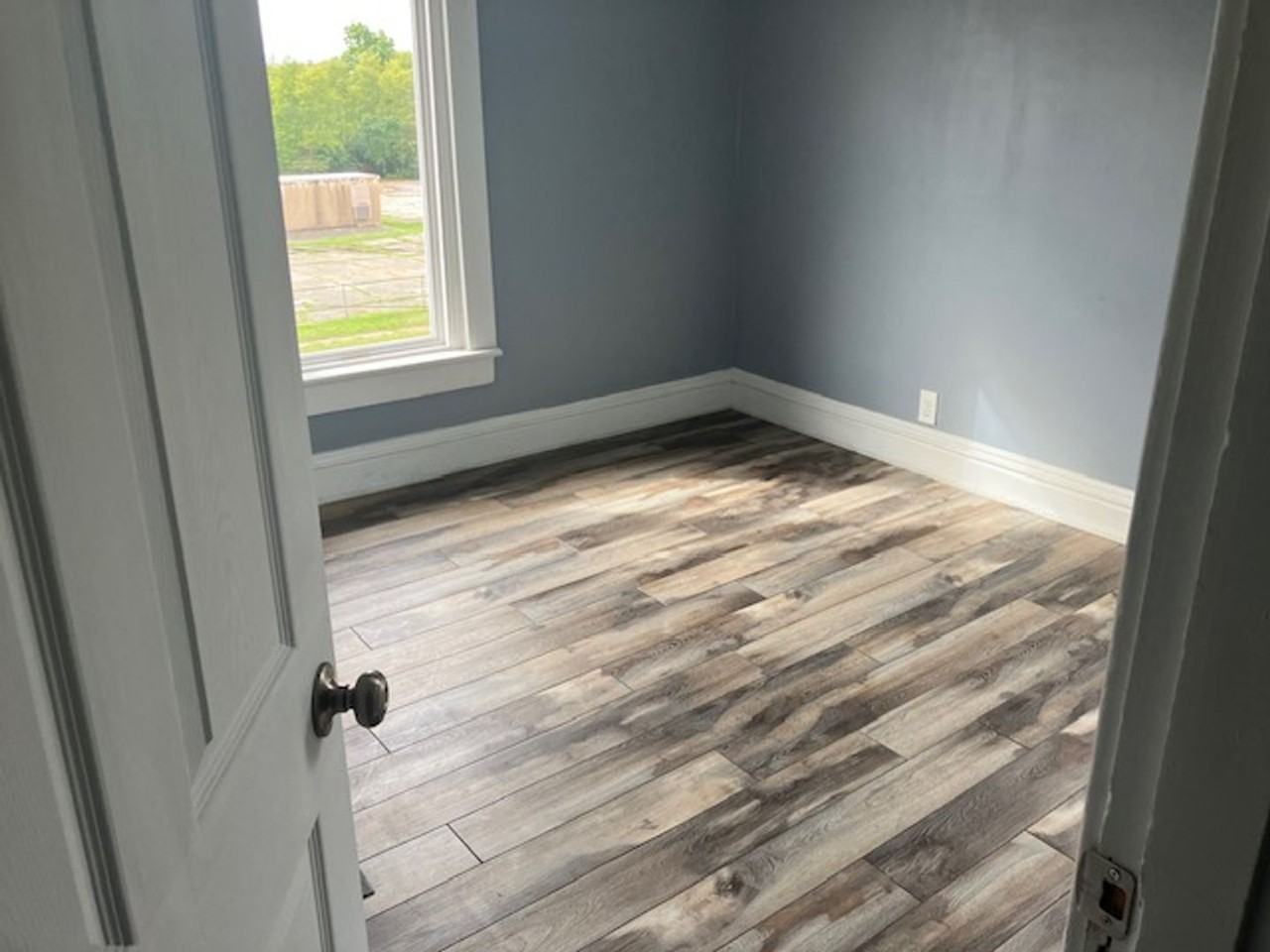 402 E Market St - Photo 4 of 9