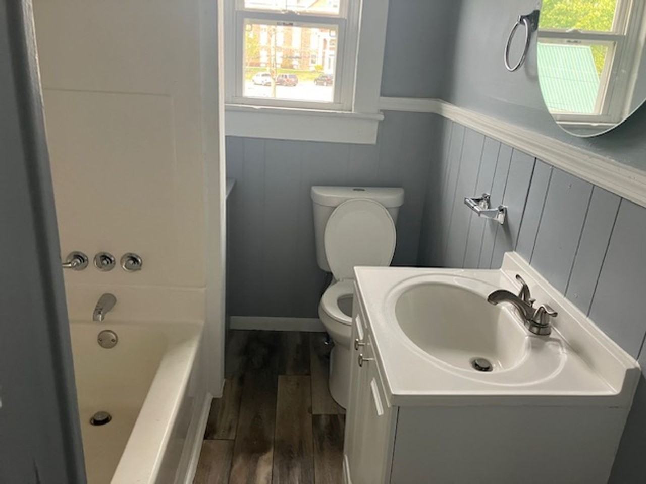 402 E Market St - Photo 5 of 9