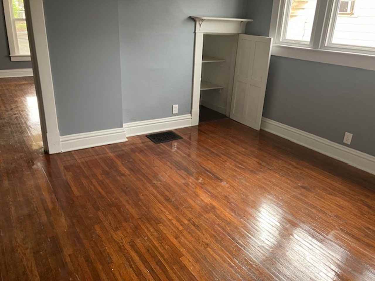 402 E Market St - Photo 7 of 9