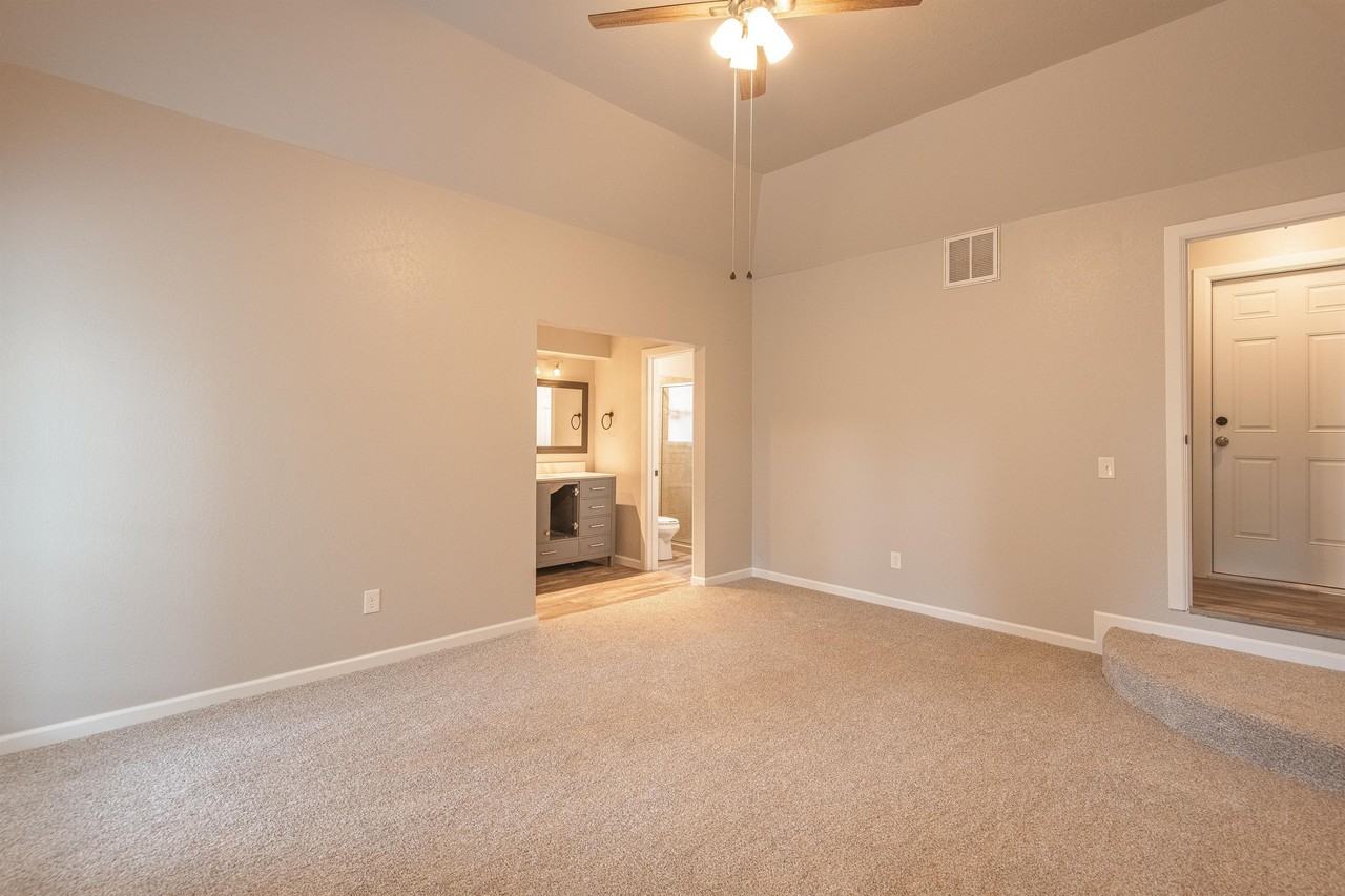 3813 Ne 142nd Cir - Photo 3 of 36