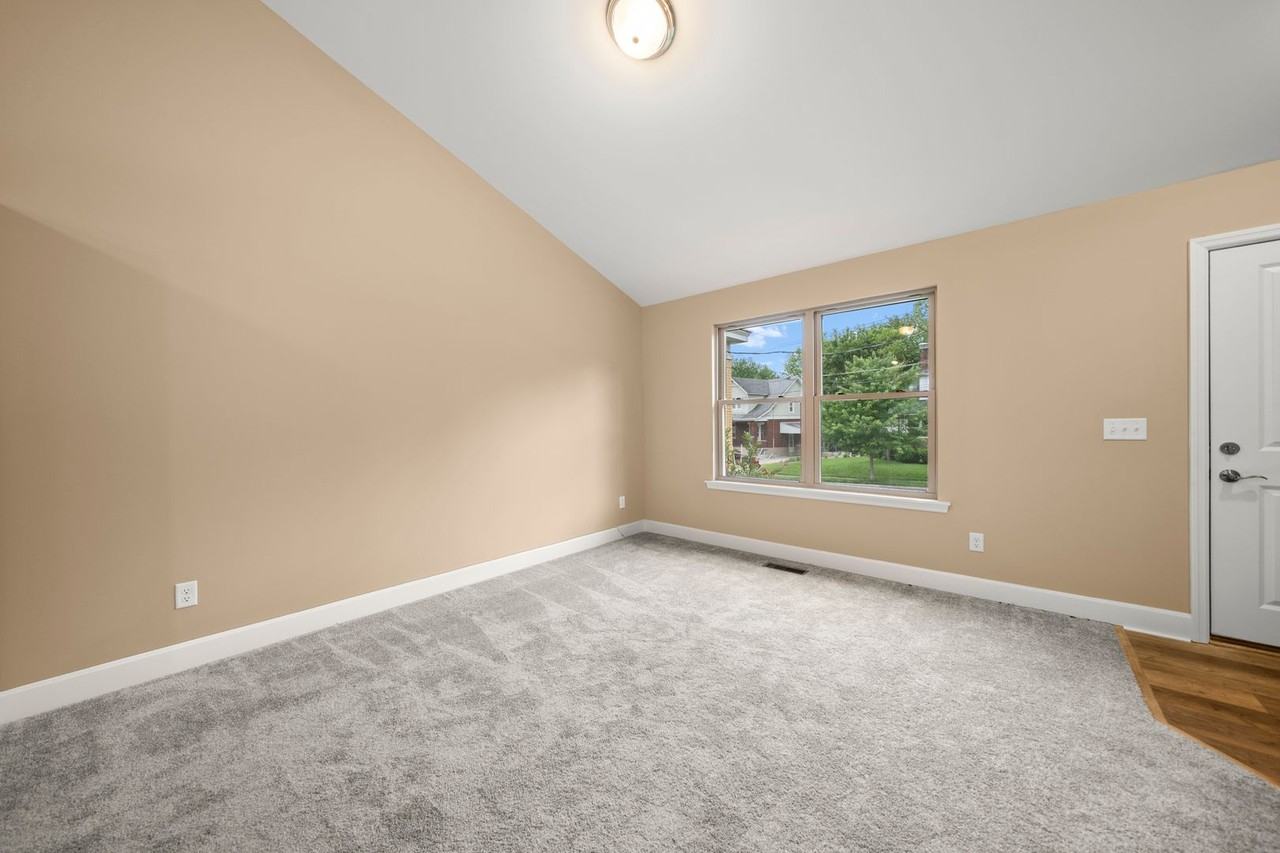4668 N Edgewood Ave - Photo 3 of 29