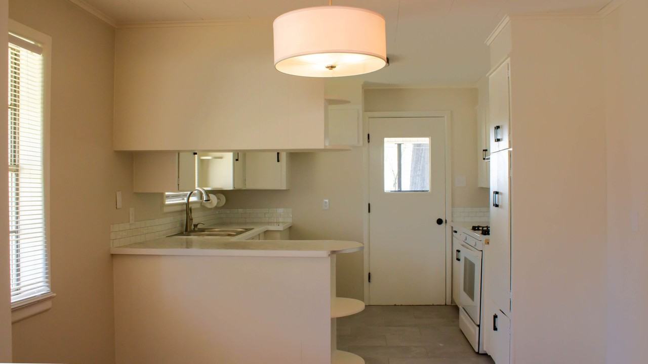 827 N El Paso Ave - Photo 3 of 15