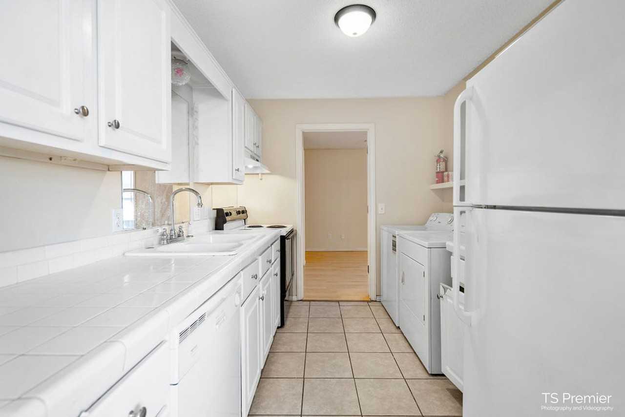 686 Stone st - Photo 3 of 8