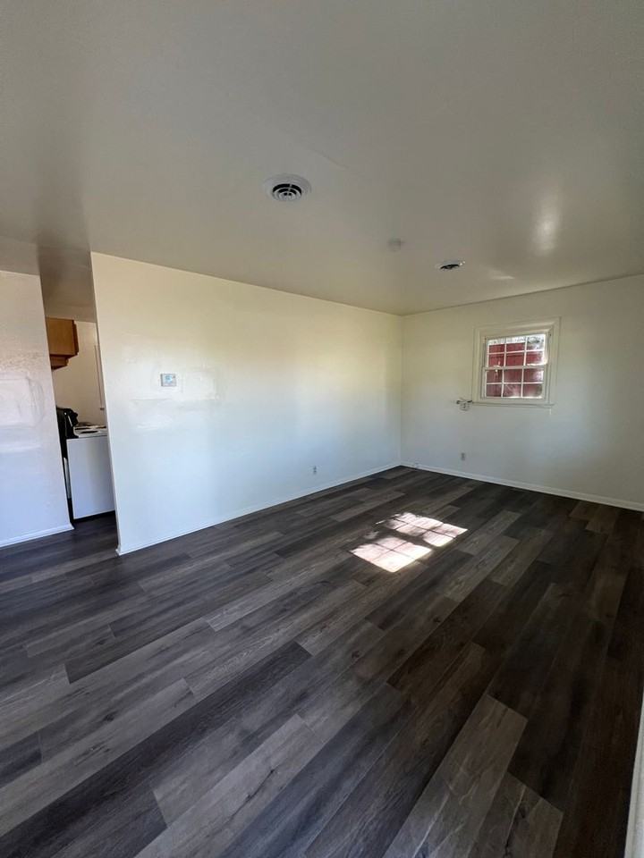 216 E 17th St - Photo 2 of 9