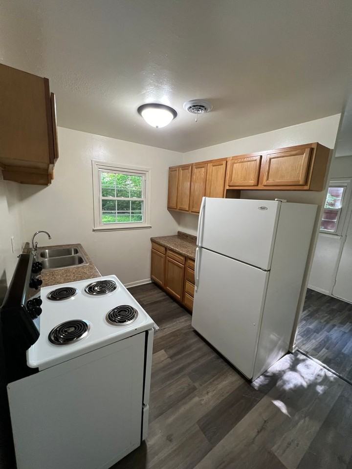 216 E 17th St - Photo 5 of 9