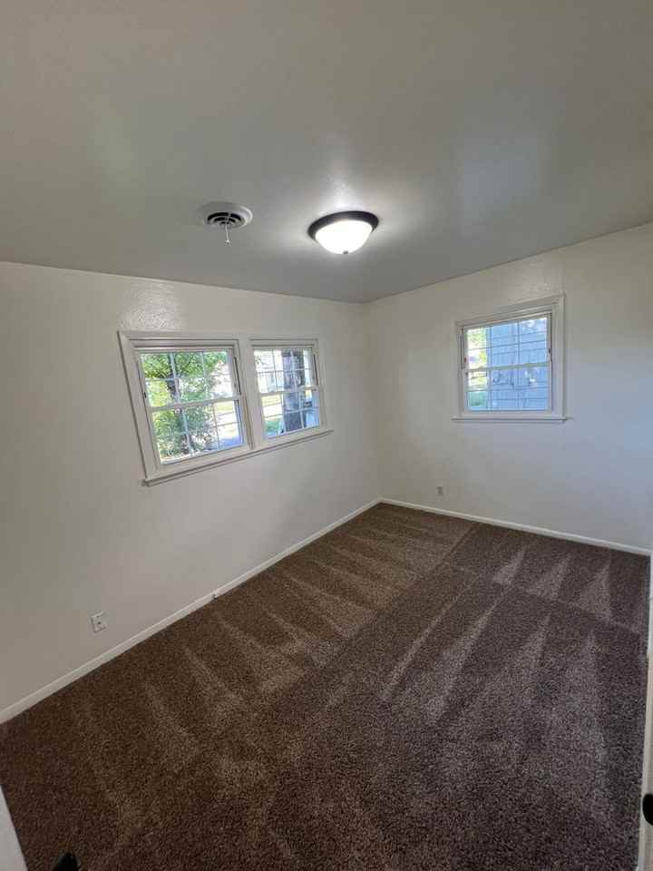 216 E 17th St - Photo 6 of 9