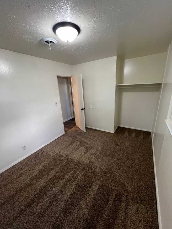 216 E 17th St - Photo 7 of 9