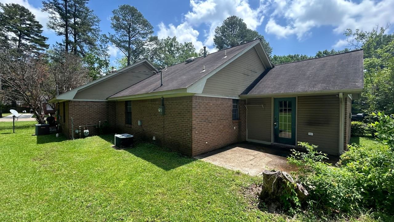 103 Briarwood Cir - Photo 2 of 8