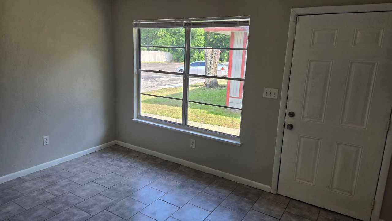 3220 Sw 25th Dr #B - Photo 3 of 14