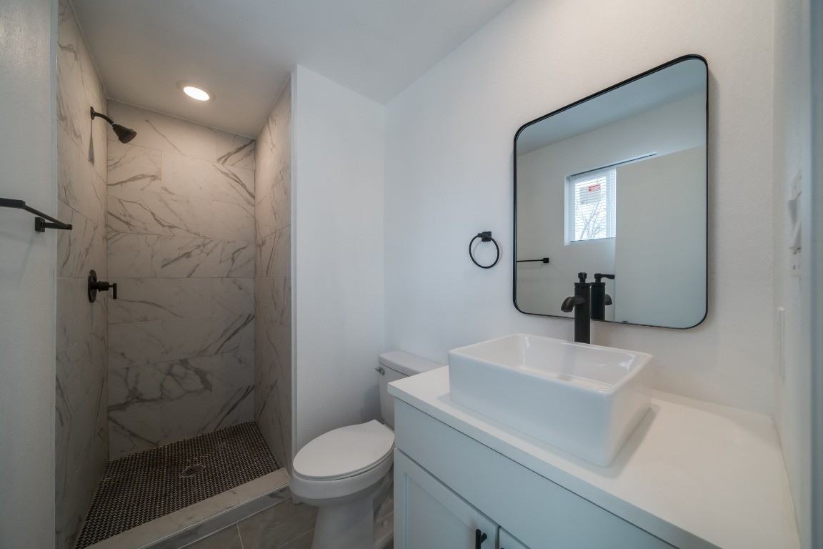 1005 Essex St #102 - Photo 7 of 18