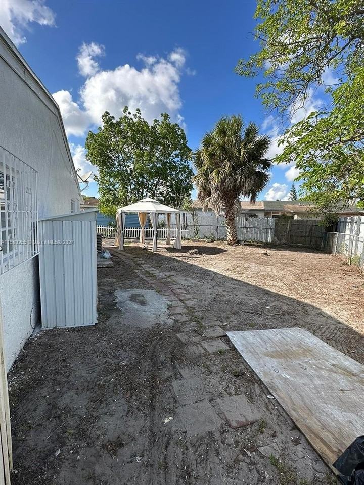21364 Nw 40th Circle Ct - Photo 2 of 8