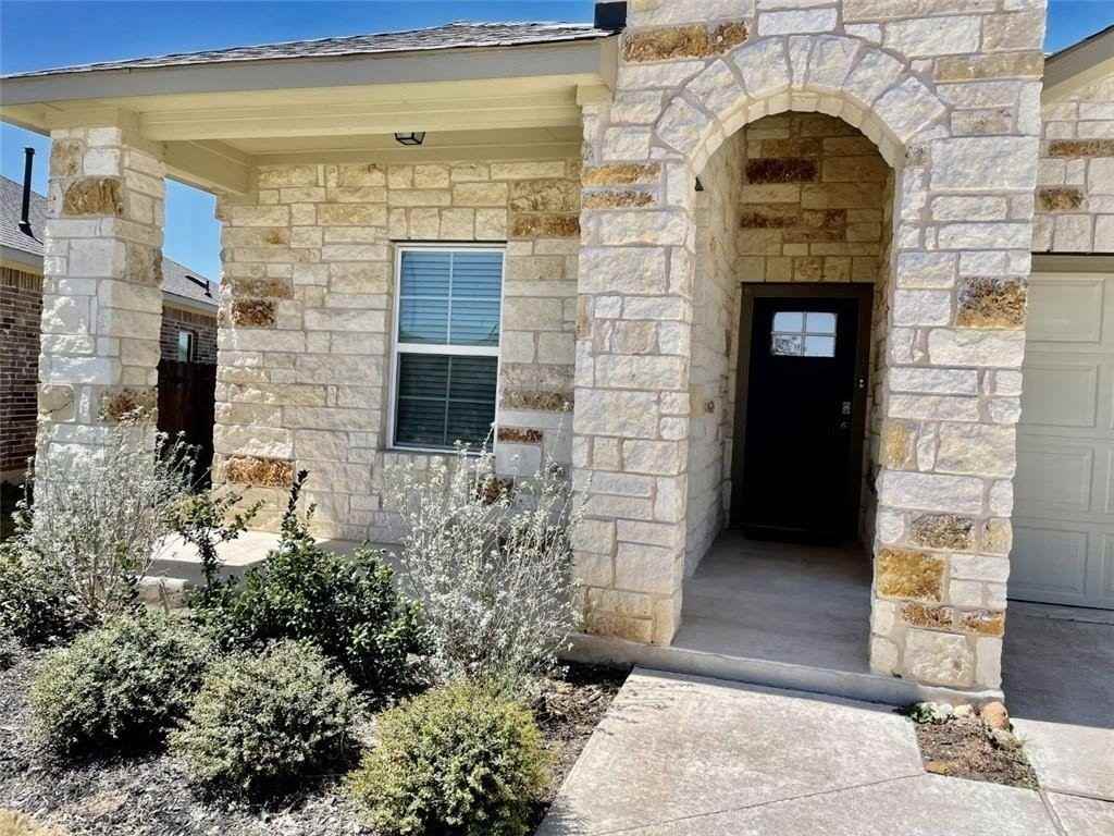 4401 Lobo Landing Ln - Photo 2 of 8