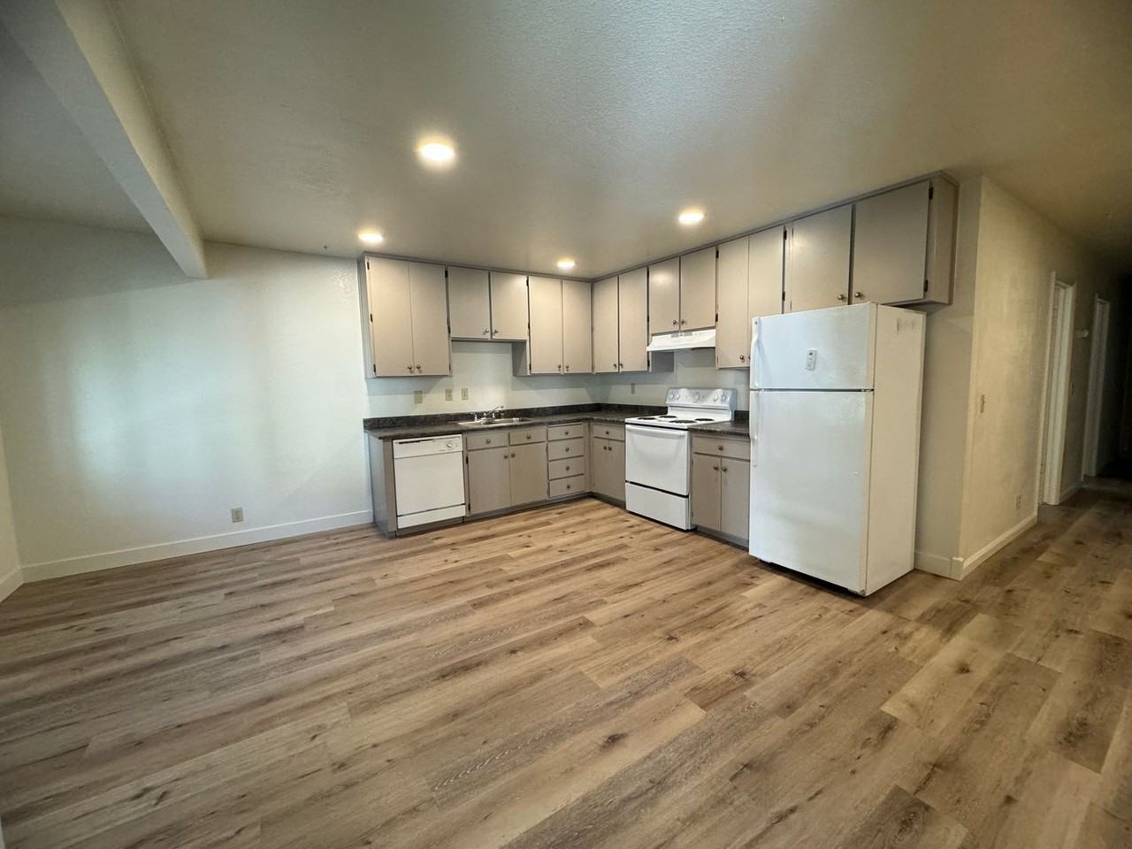 318 W 7th Street - Photo 2 of 16