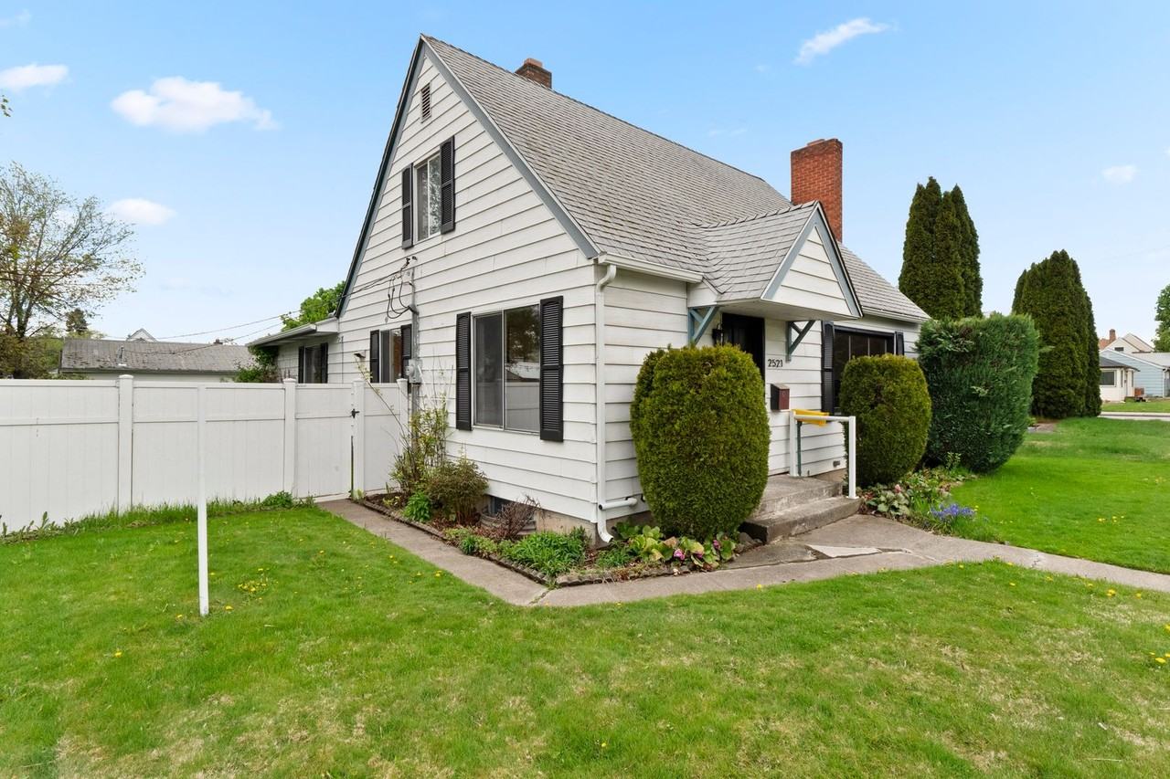 2521 W Sanson Ave - Photo 2 of 34