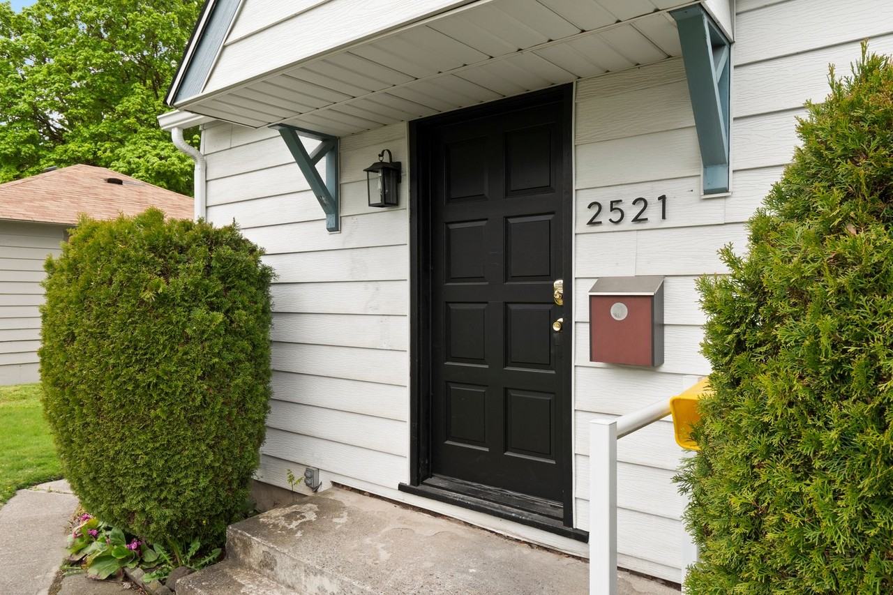 2521 W Sanson Ave - Photo 4 of 34