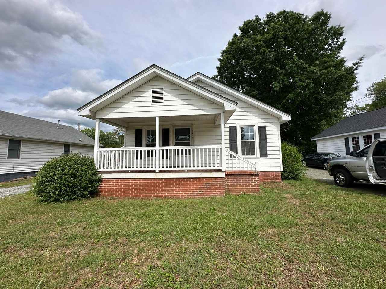 1412 Whitsett St - Photo 2 of 19