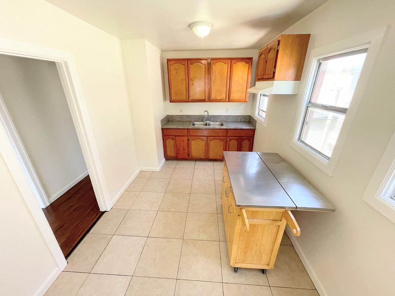 971 1/2 W 42nd Pl - Photo 3 of 7