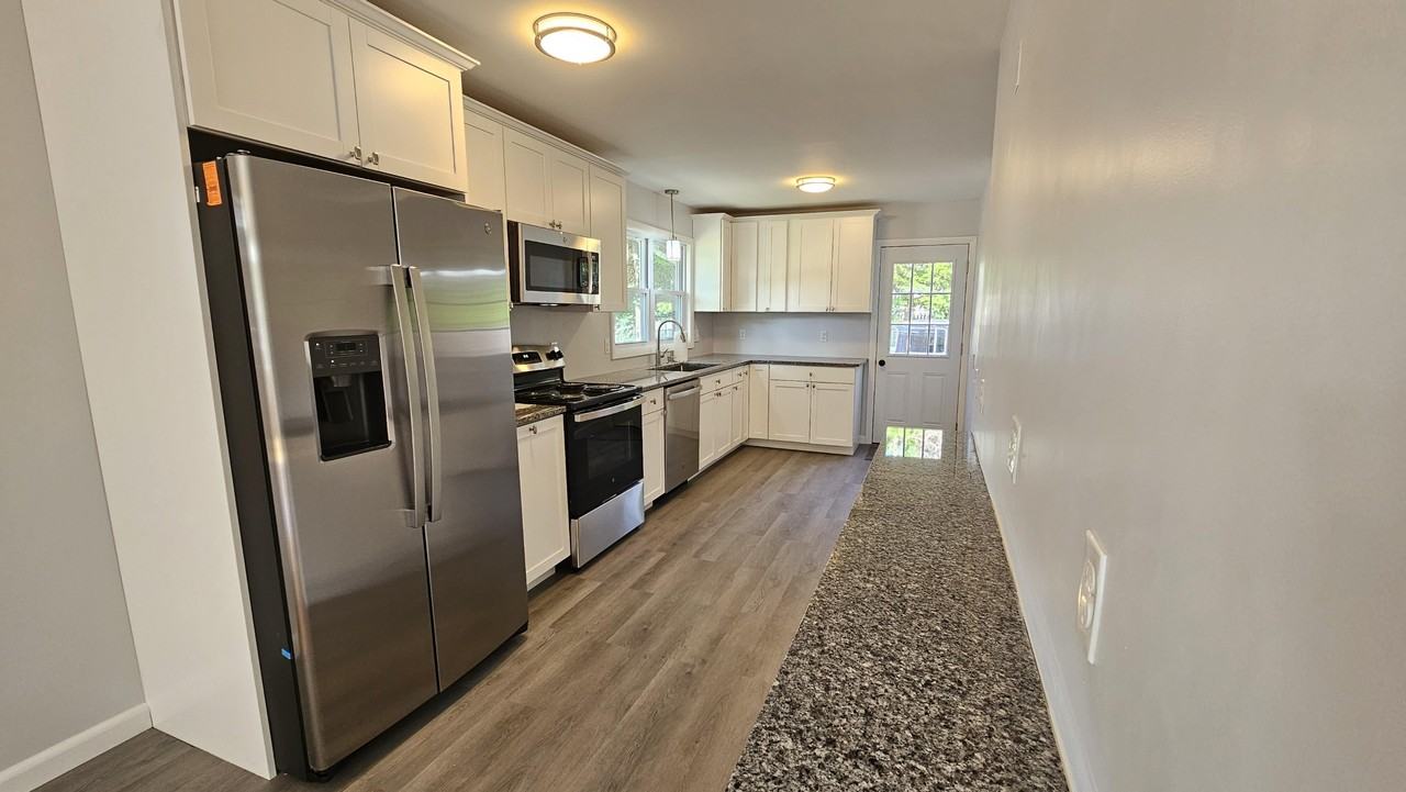 291 Crompton Rd - Photo 4 of 11