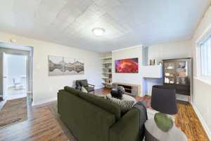featured image of 2412 Berg St
